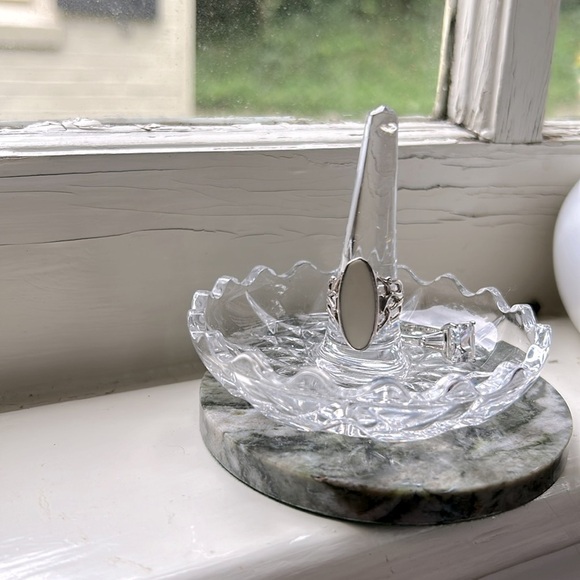 Windowsill Ring Holder 3.5” x 3” Crystal - Picture 1 of 7